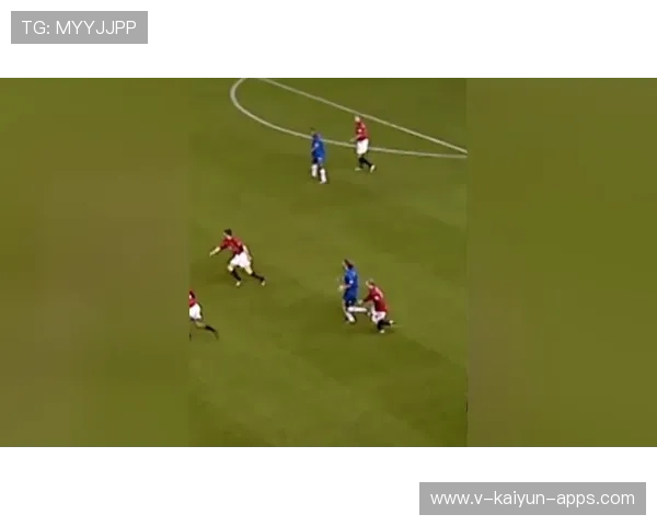 任意球直接弧线挂网，成为现场高潮，画面频繁回放